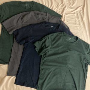 UNIQLO SUPIMA t shirt SIZE MEDIUM. 4 tshirts